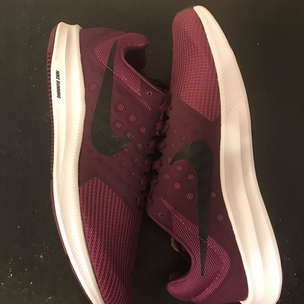 NEVER WORN- Nike Free Run Tennis Shoes